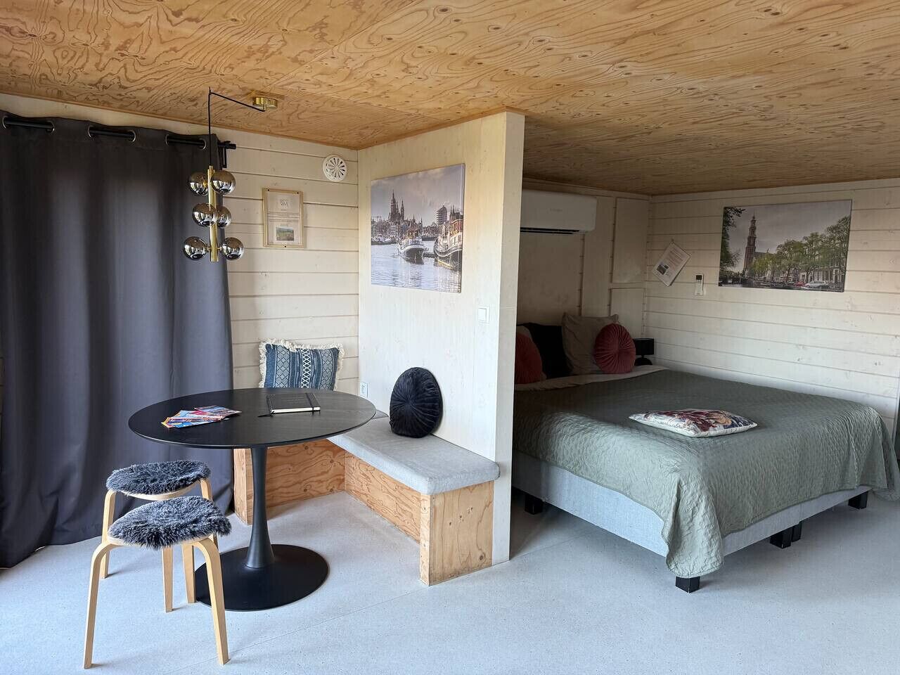 Een bureau, een strijkplank/strijkijzer, reisbedje, wifi