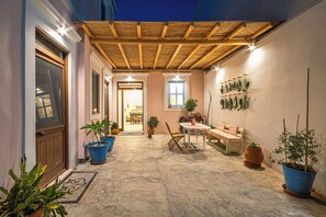 Outdoor dining - Melenia House (Koskinou)