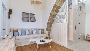 Un saló modern amb un sofà, una taula de centre i objectes decoratius.