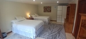 3 bedrooms, desk, iron/ironing board, free WiFi - Spacious & Sunny House, Fantastic Bush Views, quiet and central location (East Killara)