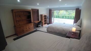 3 bedrooms, desk, iron/ironing board, free WiFi