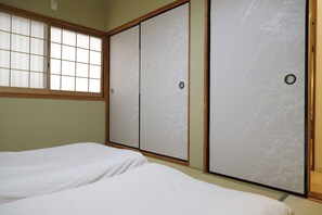 3 bedrooms, iron/ironing board, free WiFi, bed sheets - Entire 3BR Tennoji Home w/ Huge Balcony - Family-Friendly Osaka Retreat (大阪市阿倍野区美章園2丁目１２－７)