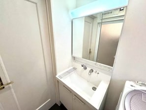 ヘアドライヤー、タオル、石鹸、トイレットペーパー