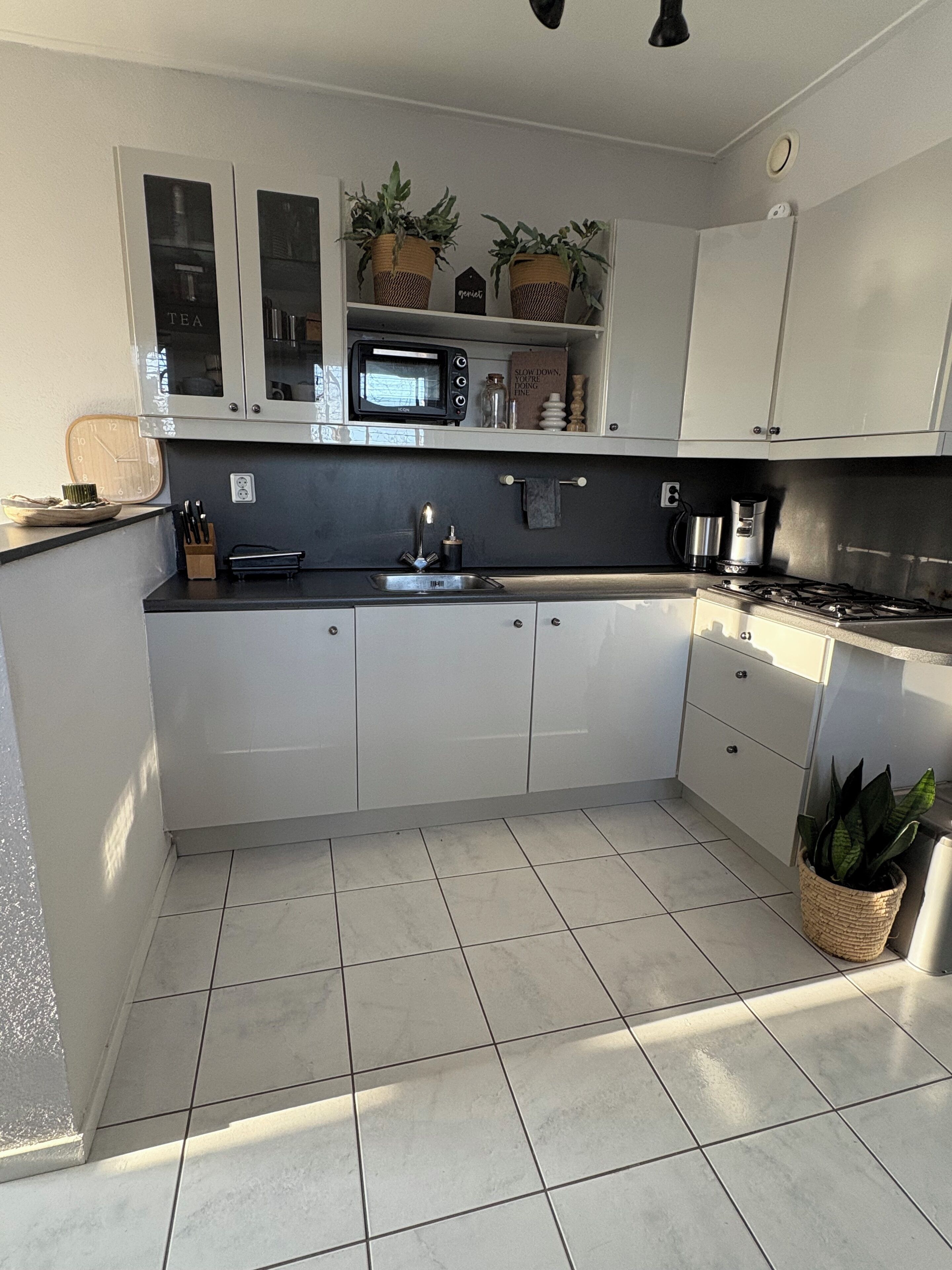 Fridge, oven, stovetop, coffee/tea maker