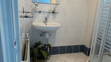 Regadera, secadora de cabello, toallas, jabón