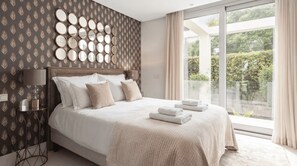 5 chambres, fer et planche à repasser, draps fournis
