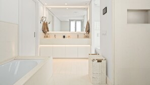 Shower, hair dryer, towels - Casa Regina by Vacation Marbella (Marbella)