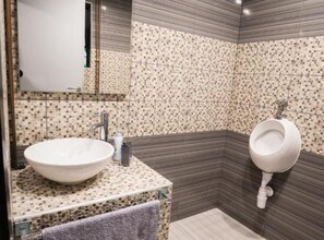 Huis (Two Bedroom Villa with the Pool) | Badkamer | Een douche, handdoeken