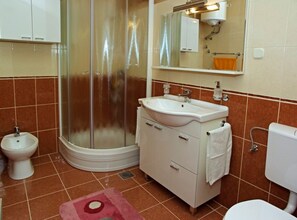 House (Holiday Home with Terrace) | Bathroom | Shower, towels