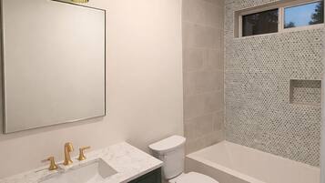 Hårføner, håndklær, såpe og toalettpapir