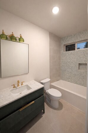 Hårføner, håndklær, såpe og toalettpapir