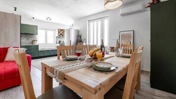 Hús (Three bedroom Villa) | Borðstofa