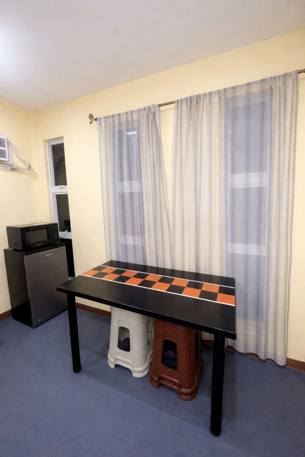 Sebuah peti sejuk di kawasan bersama 