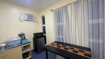 Standard Room | Dapur berkongsi | Peti sejuk, ketuhar gelombang mikro, mesin basuh pinggan mangkuk