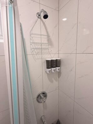 Phòng cơ bản | Phòng tắm | Buồng tắm vòi sen, đồ dùng nhà tắm miễn phí, khăn tắm, xà phòng 