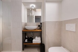 A modern bathroom with a white sink, mirror, and towel rack. - Il Vicolo Suite Apartments Cortiletto (Gardola)