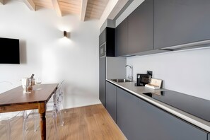 Frigorífico, microondas, placa de cocina y lavavajillas