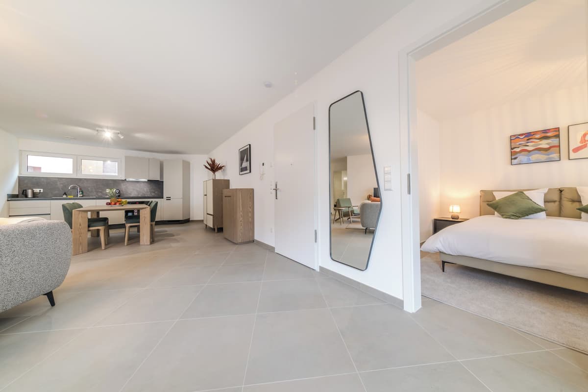 Eine moderne Wohnung mit Küche, Essbereich und Schlafzimmer.