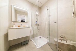 Appartement Confort | Salle de bain | Douche, sèche-cheveux, serviettes fournies, savon