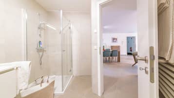 Comfort Apartment | Bathroom | Shower, hair dryer, towels, soap