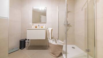 Apartamento Confort | Baño | Ducha, secador de pelo, toallas y jabón