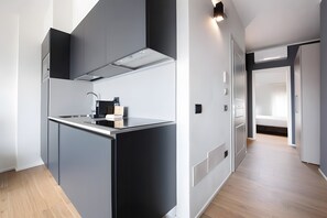 Fridge, microwave, stovetop, dishwasher - 'Piazzetta' Apartment with Balcony, Wi-Fi and Air Conditioning (Gardola)