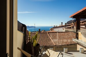Interior - 'Piazzetta' Apartment with Balcony, Wi-Fi and Air Conditioning (Gardola)