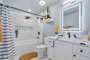 Een haardroger, handdoeken, zeep, toiletpapier