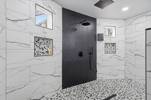 Sèche-cheveux, serviettes fournies, savon, papier toilette