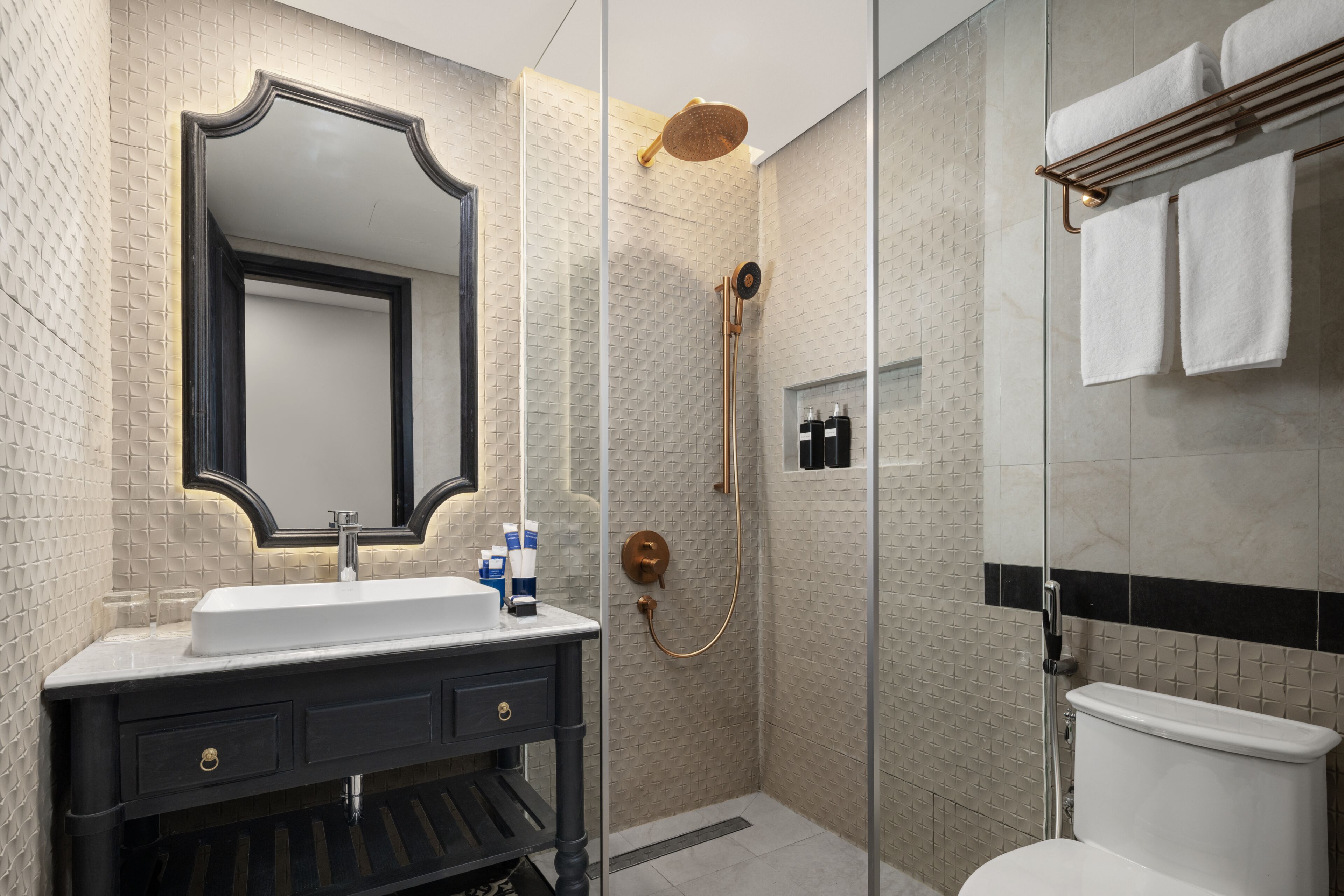 Amenidades de baño gratuitas, secadora de cabello, batas, pantuflas 