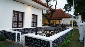 ヴィラ 3 ベッドルーム | 屋外ダイニングエリア