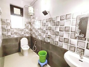 Double Room | Bathroom | Soap, shampoo, toilet paper - VARANASI HOTEL V-E-D-A VATIKA  (Varanasi)