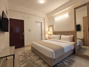 Deluxe Double Room, Air conditioning | Hypo-allergenic bedding, desk, soundproofing, free WiFi