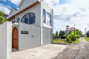 Villa, bassengutsikt | Eksteriør