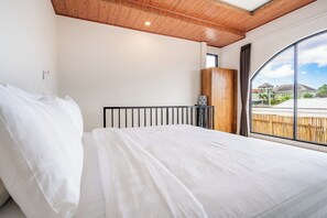 Villa, bassengutsikt | Wi-fi (inkludert) og sengetøy