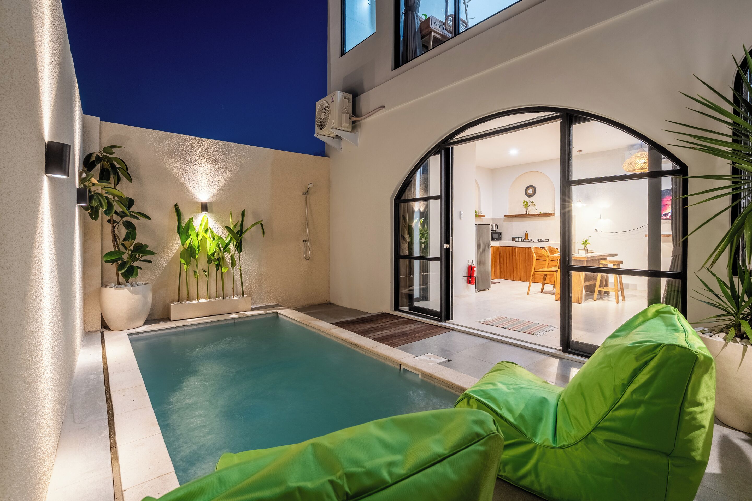 Villa, bassengutsikt | Utendørsservering