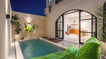 Villa, bassengutsikt | Utendørsservering