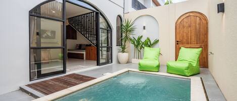 Villa, vue sur la piscine | Piscine | Piscine extérieure