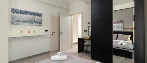 4 عدّة غرف نوم ومكواة/لوح كي وخدمة الإنترنت وملاءات أسرّة