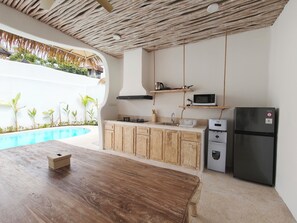 Vila Mewah, 3 kamar tidur, pemandangan kolam renang | Dapur pribadi | Lemari es besar, microwave, dan mesin pencuci piring