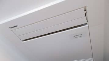 Un equipo de aire acondicionado Panasonic blanco con etiqueta nanoX en el lateral.