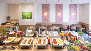 Un buffet con diverse opzioni gastronomiche, un angolo caffè e zone relax.