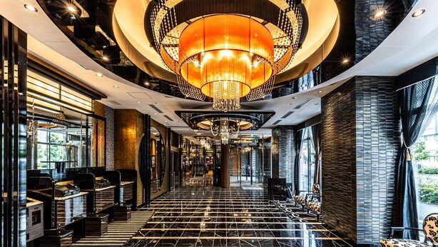 A hotel lobby with a chandelier, marble flooring, and a seating area with a patterned rug. - APA Hotel Saitama-Shintoshin Ekinishi (Saitama)