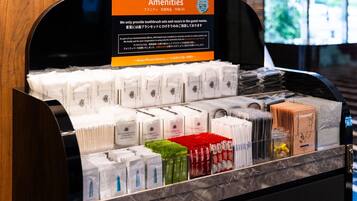 Mostrador de servicios de hotel con kits de higiene dental y maquinillas de afeitar.
