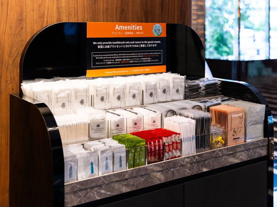 Mostrador de servicios de hotel con kits de higiene dental y maquinillas de afeitar.