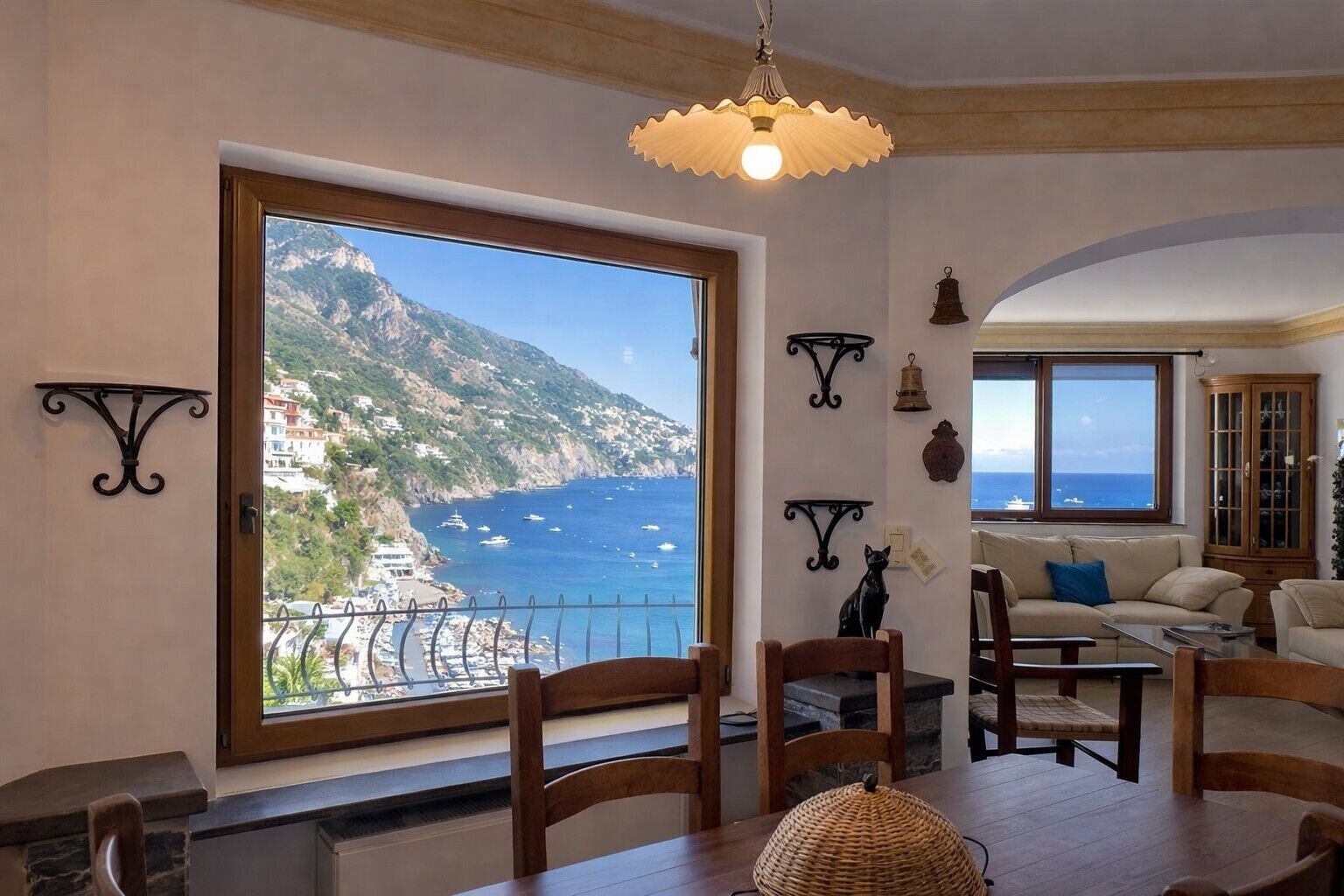 Villa, vista al mar | Área de sala de estar | Televisión de pantalla plana de 32 pulgadas con canales vía satélite 