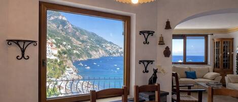 Villa, vista al mar | Área de sala de estar | Televisión de pantalla plana de 32 pulgadas con canales vía satélite