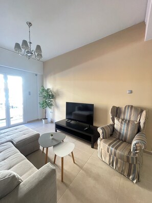 Smart TV - Stylish & Spacious 2BR Home (Kallithea)