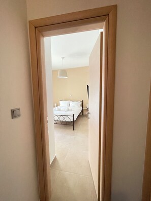 2 bedrooms, desk, iron/ironing board, free WiFi - Stylish & Spacious 2BR Home (Kallithea)