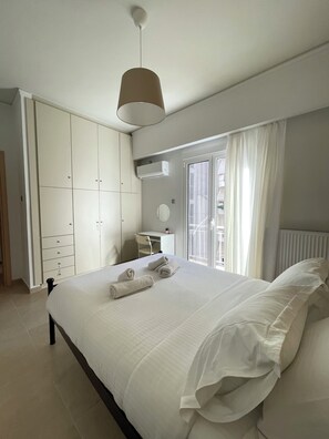 2 bedrooms, desk, iron/ironing board, free WiFi - Stylish & Spacious 2BR Home (Kallithea)